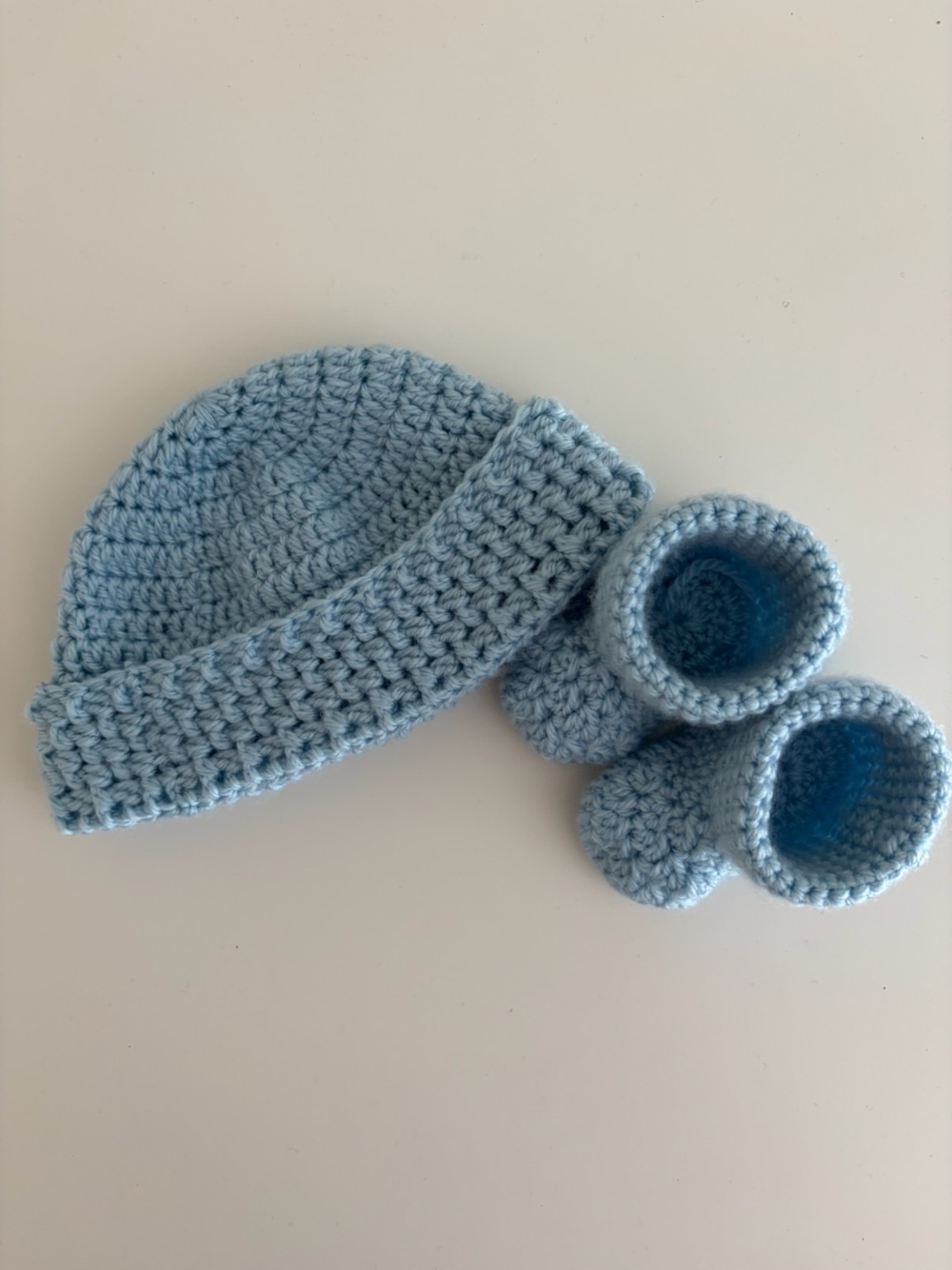 Pack naissance bleu au crochet avec bonnet et chaussons assortis
