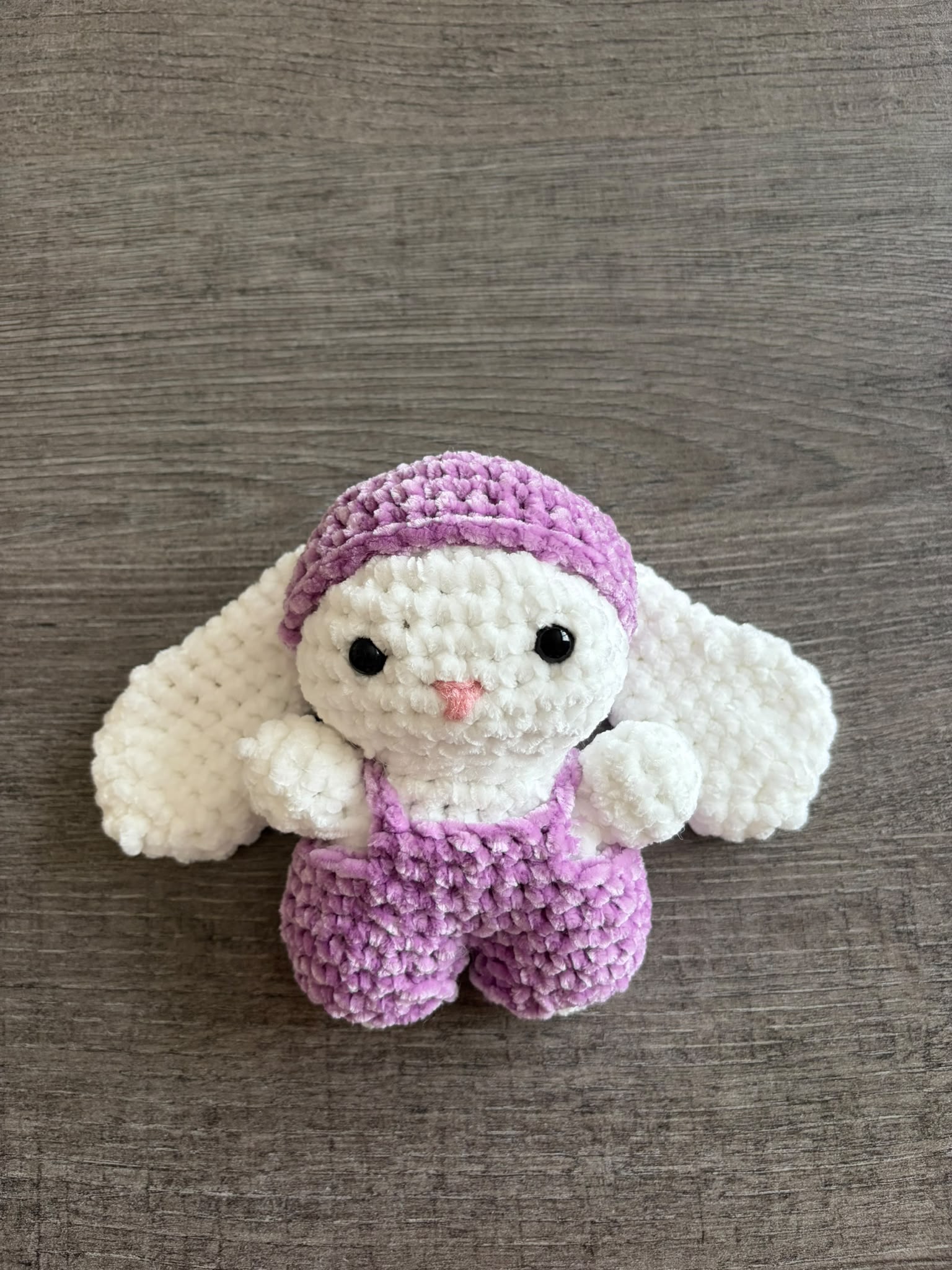 Lapin blanc au crochet avec bonnet et salopette violets