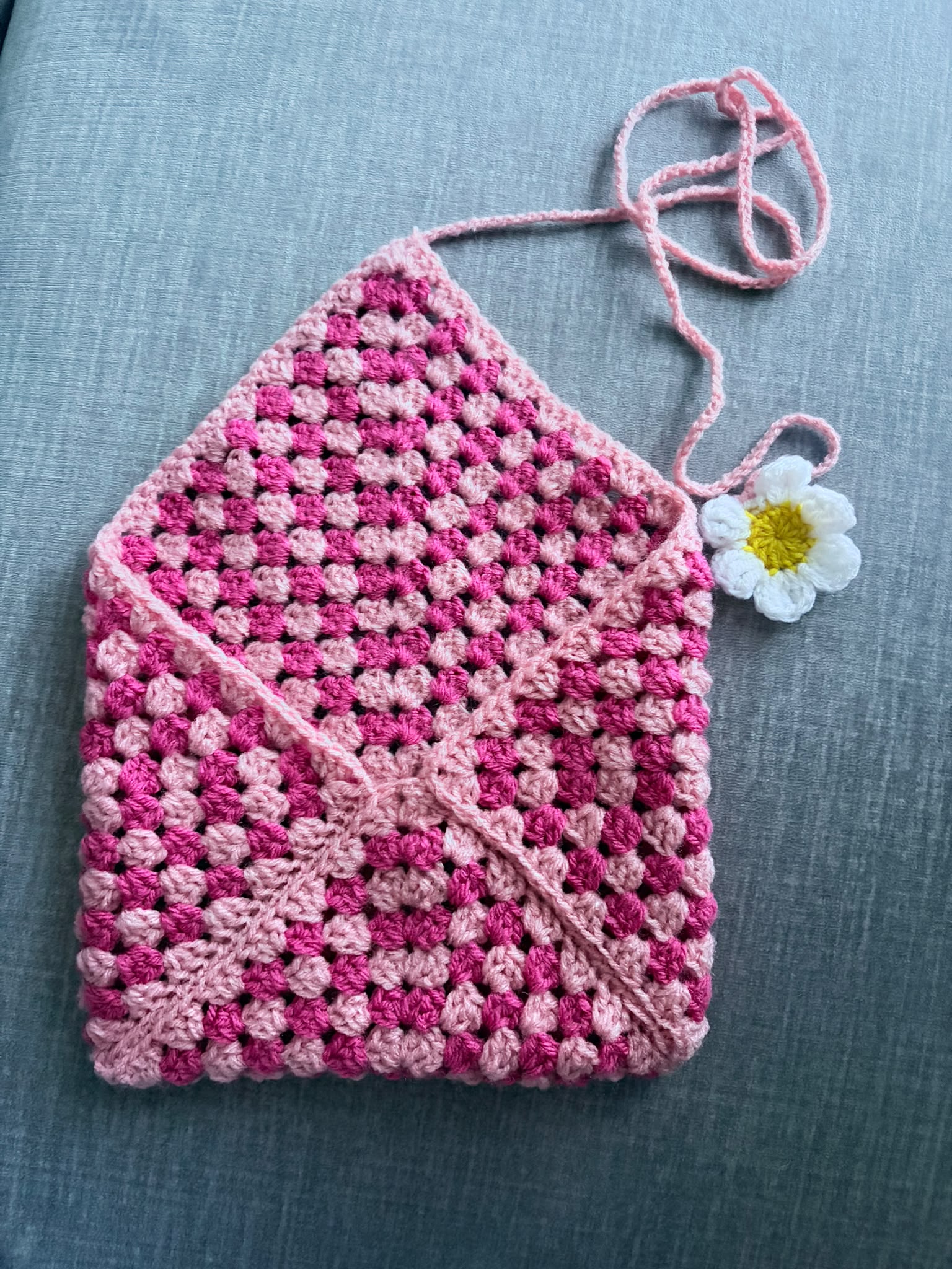 Pochette de livre rose et fuchsia au crochet
