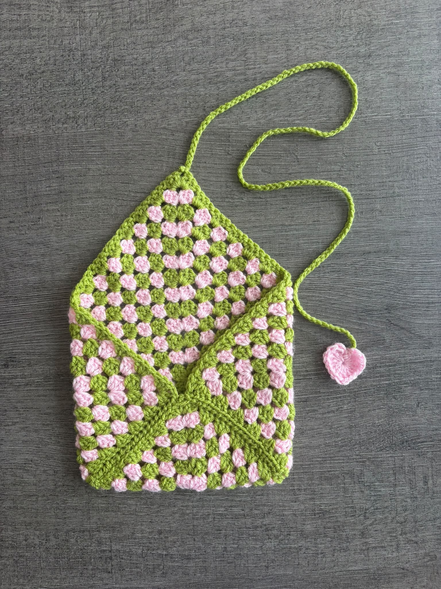 Pochette de livre verte et rose au crochet