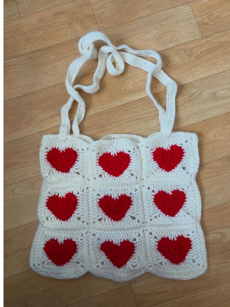 Sac blanc à cœurs rouges au crochet