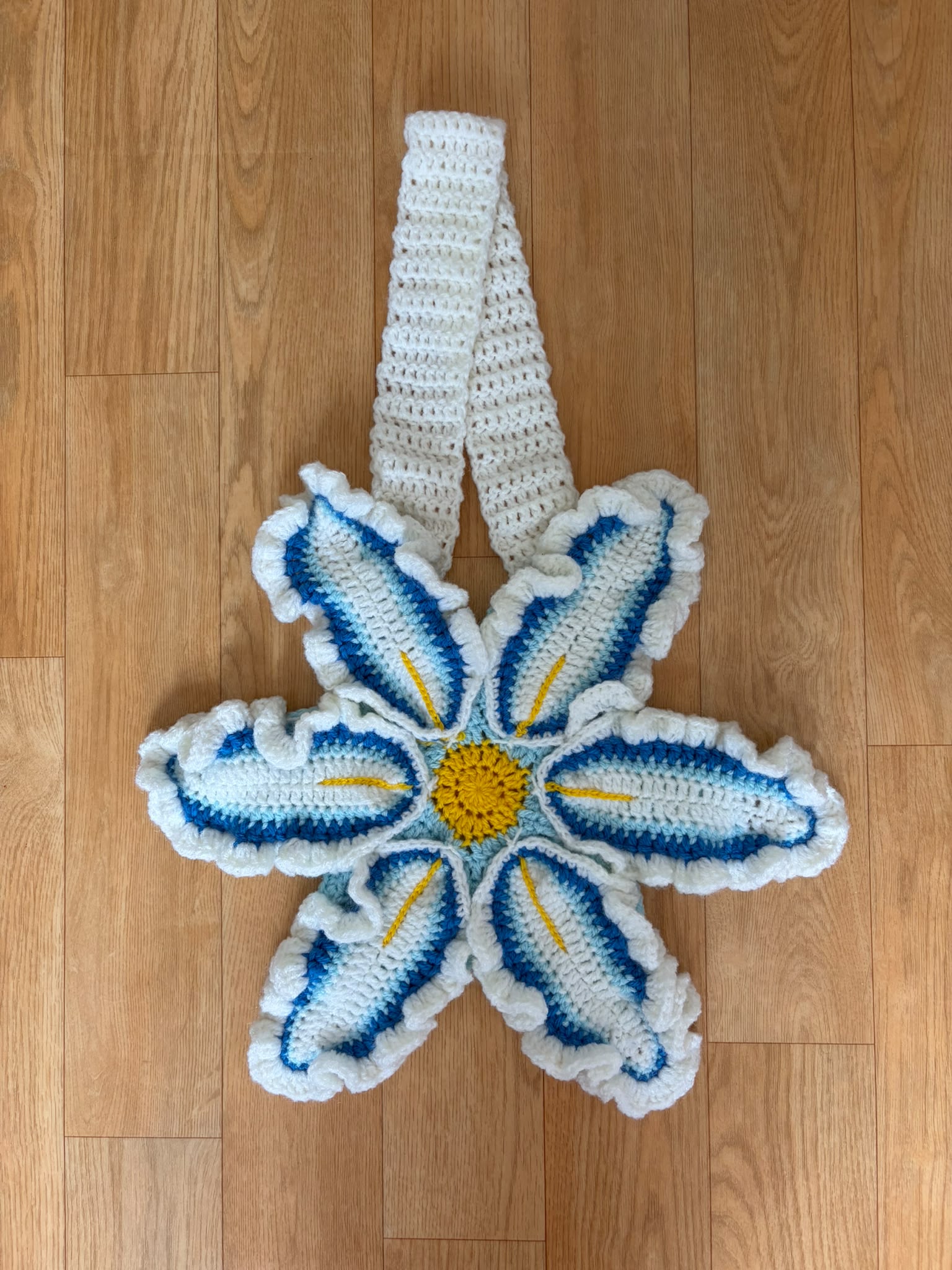 Sac fleur bleu et blanc au crochet avec bandoulière