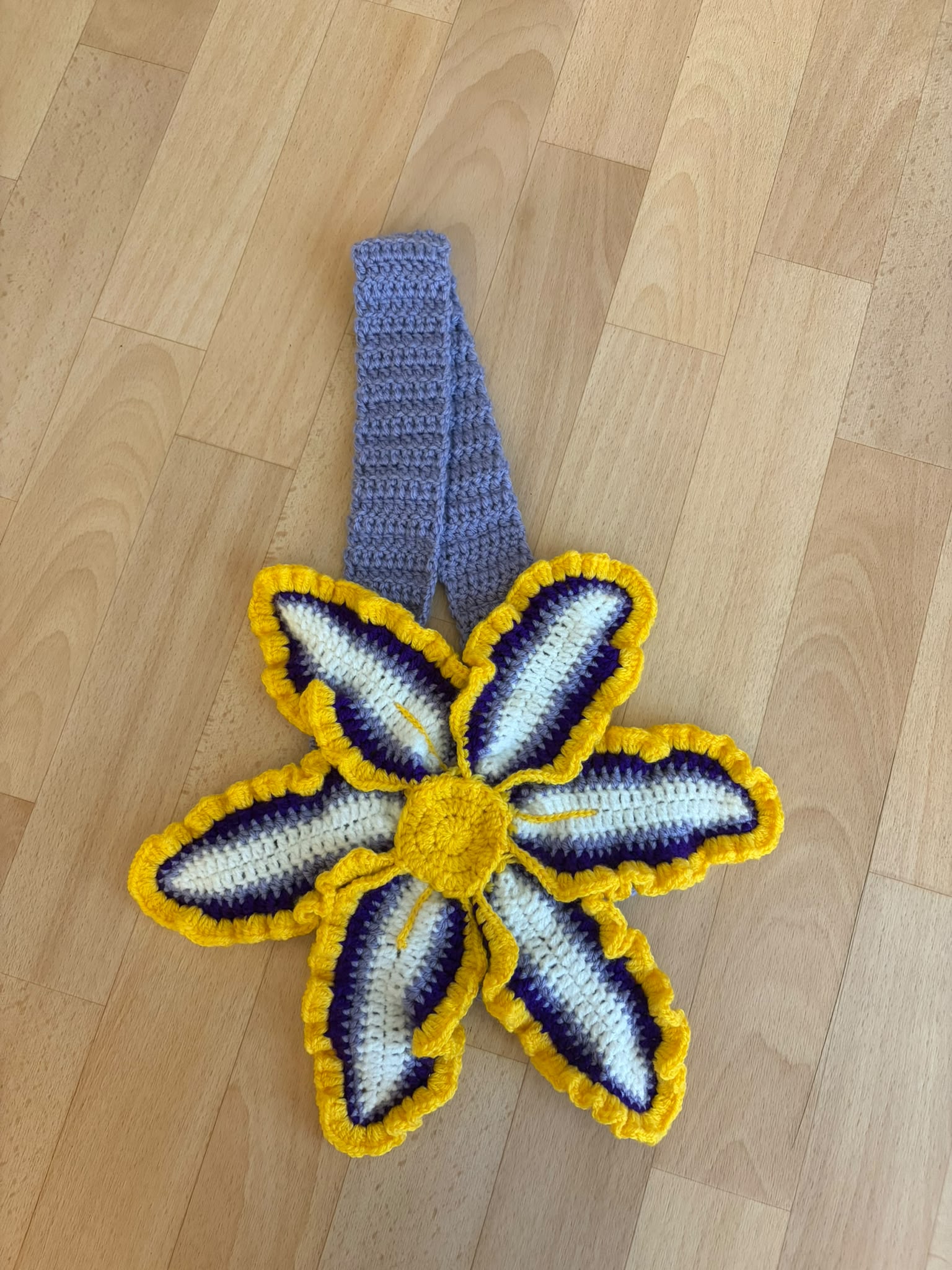 Sac fleur violet et jaune au crochet avec bandoulière