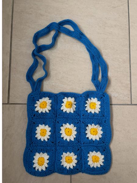 Sac bleu à marguerites au crochet