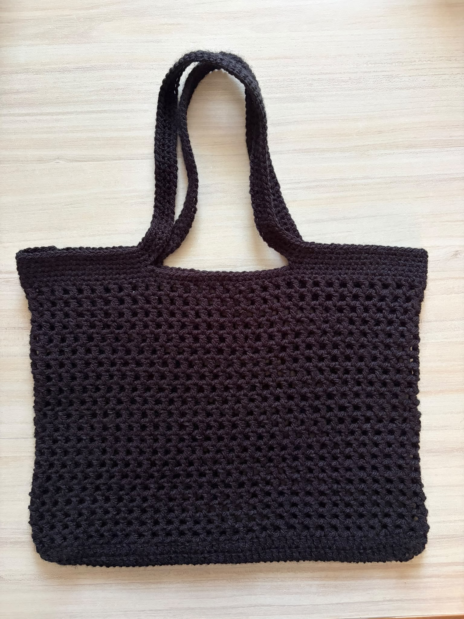 Sac noir au crochet à maille ajourée et deux anses