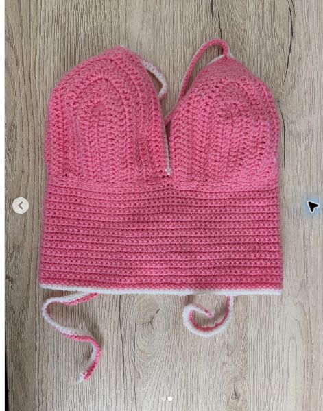 Top rose et blanc au crochet